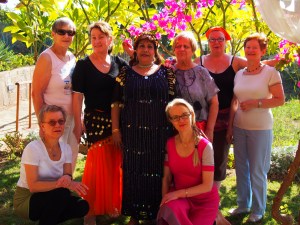 Iloinen seurue mestaritanssijatar Khairiyya:n ympärillä. @Stella Thompson