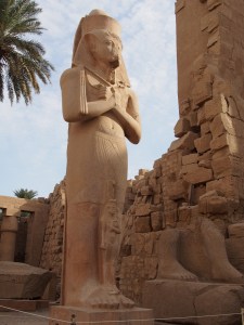 15-metrinen faarao Ramses II:n patsas Karnakissa. @Stella Thompson
