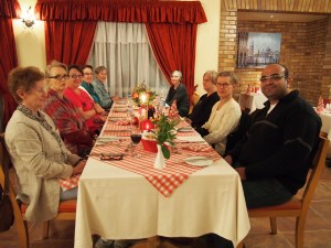 Italialaisessa ravintolassa. Ayman oikealla. @Stella Thompson